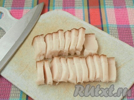 Готовое сало нарезать кусочками и подавать, как вам нравится. 
