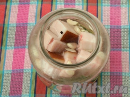 Когда увидите, что соль полностью растворилась в воде, можно заливать сало холодным раствором (сало должно быть полностью покрыто рассолом). Оставить на 2 дня при комнатной температуре под прикрытой крышкой (плотно крышку закрывать не нужно), а затем плотно закрыть крышку и убрать в холодильник на 2 суток.