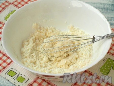 Протереть через сито творог и добавить к масляной смеси.