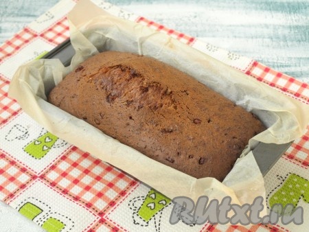 Духовку разогреть до 180 градусов и выпекать кекс 50-60 минут. Готовность проверяем при помощи деревянной шпажки (при прокалывании готового творожного кекса шпажка должна остаться сухой).
