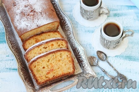 Очень вкусный творожный кекс с цукатами посыпаем сахарной пудрой, нарезаем на порционные кусочки и подаём к столу.
