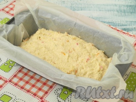 Застелить пергаментом форму для выпечки, выложить тесто и разровнять лопаткой.
