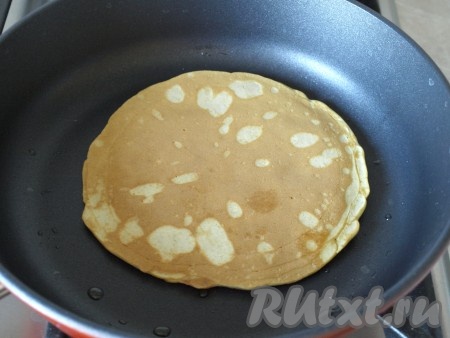 После этого блинчик переворачиваем и жарим с другой стороны.
