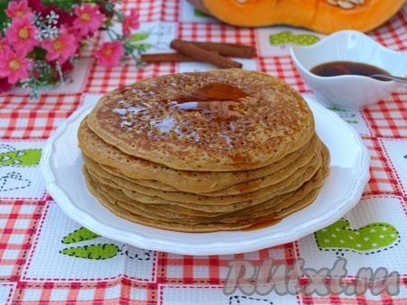 Подаём блинчики к чаю, кофе или молоку. Сверху можно полить вкусным сиропом или мёдом. Блины из тыквенного пюре - очень аппетитные и нежные, настоятельно рекомендую!
