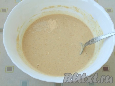 Муку просеять в миску вместе с содой и корицей, добавить щепотку соли. Смесь перемешать, чтобы не было комочков, затем влить оставшееся молоко. Блинному тесту дать постоять 20 минут. 