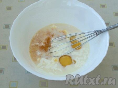 Хорошо взбить яйца комнатной температуры и сметану, добавить тыквенное пюре. Также влить 100 мл молока. Всыпать сахар и хорошо размешать смесь венчиком.
