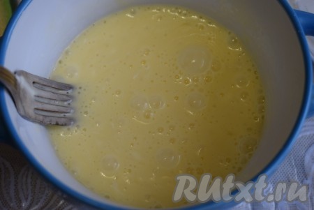 Перемешать яичную массу до однородности.
