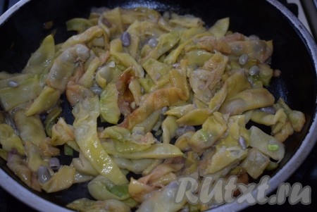 Накрыть сковороду со стручковой фасолью крышкой и, периодически переворачивая, подождать, пока фасоль полностью разморозится под крышкой (если готовите с замороженной фасолью) и жидкость выпарится. Затем добавить к фасоли растительное масло и перемешать.