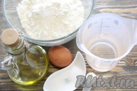 Подготовить продукты для замешивания теста для пиццы на воде без дрожжей