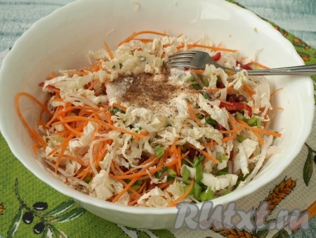 В салатник добавить сметану, соль и перец по вкусу, тщательно перемешать.
