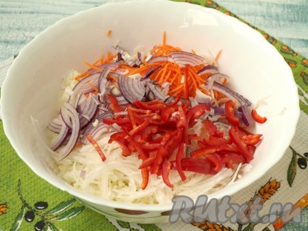 Очищенный лук нарезать четверть кольцами. Красный сладкий перец, очищенный от семян, нарезать соломкой. Лук и перец выложить в салат из пекинской капусты.
