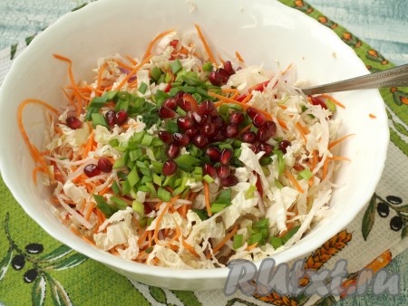 Зёрна граната, мелко нарезанные петрушку и зеленый лук добавить в салат. Немного зёрен граната оставьте для украшения.