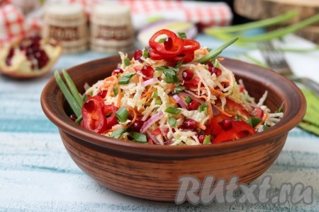 Выложить салат для подачи в посуду меньшего размера. Вкусный, полезный, яркий салат с пекинской капустой и сладким перцем посыпать нарезанным зелёным луком, зёрнами граната и подать&nbsp;к столу.
