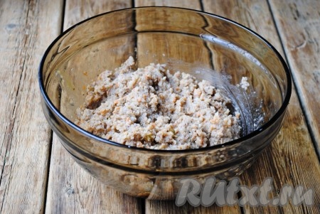 Гречневую массу хорошо перемешать, чтобы получился однородный фарш.&nbsp;
