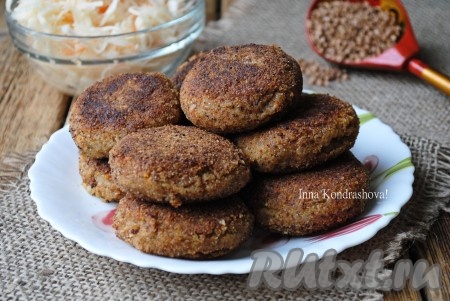 Готовые котлеты, для того чтобы убрать лишнее масло, выложить на бумажное полотенце.&nbsp;
