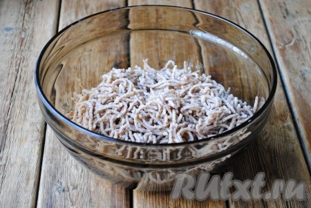 Остывшую гречневую кашу пропустить через мясорубку или измельчить с помощью блендера. 