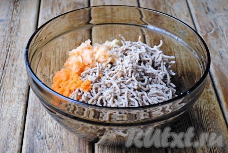 Очищенные морковку и лук тоже пропустить через мясорубку и выложить к гречке.&nbsp;
