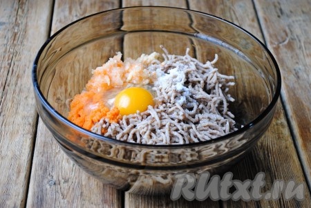 Посолить и поперчить по вкусу перекрученную массу (не пересолите, так как гречку солили во время варки), вбить яйцо.&nbsp;
