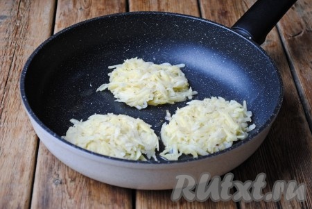 Сковороду разогреть с небольшим количеством растительного масла. С помощью ложки или руками сформировать небольшие оладьи и выложить их на сковороду.&nbsp;
