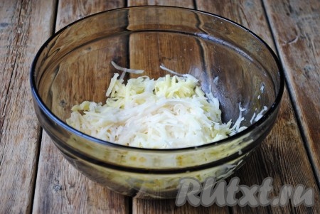Очищенный лук натереть на самой мелкой тёрке. Очищенный картофель натереть на крупной тёрке. Лук и картофель смешать. Луковый сок не даст потемнеть картофелю и готовые картофельные оладьи будут красивого золотистого цвета. 