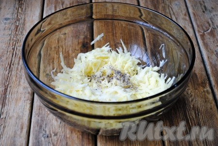 Затем нужно отжать сок. Это можно сделать руками или поместить картофельную массу в марлю, сложенную в несколько слоёв, и хорошо отжать.&nbsp;Чем больше сока получится отжать, тем более хрустящим получится картофельный хашбраун. Посолить и поперчить по вкусу, перемешать. 