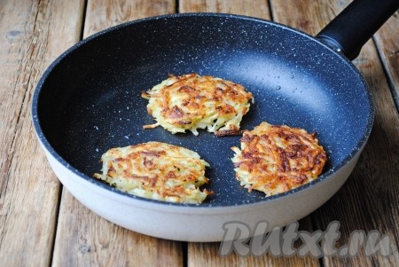 Жарить на среднем огне&nbsp;по 3-4 минуты с каждой стороны. Растительное масло очень хорошо впитывается в оладьи, поэтому во время жарки небольшими порциями придется его добавлять, чтобы оладушки не подгорели, а хорошо зажарились до золотистой корочки.&nbsp;
