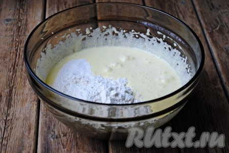 Во взбитую яичную массу всыпать просеянную муку и разрыхлитель.&nbsp;
