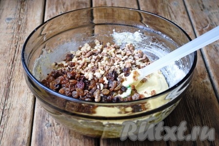 Выложить в тесто орехи и изюм, ещё раз перемешать.&nbsp;
