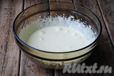 Соединить в миске яйца и сахар, взбить их миксером. Взбивать нужно до полного растворения сахара. Яичная масса должна увеличиться в объеме и побелеть.&nbsp;
