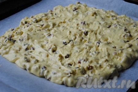 Противень застелить пергаментом и выложить тесто слоем толщиной 1-1,5 см, разровнять.&nbsp;
