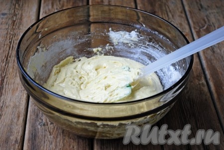 Аккуратно перемешать с помощью лопатки. Тесто должно получиться однородным, по консистенции, как очень густая сметана.&nbsp;
