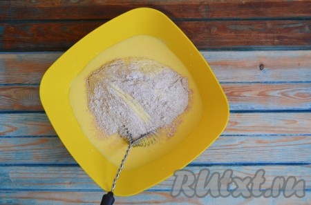 Всыпать дважды просеянную муку. Я использовала кукурузную и пшеничную цельнозерновую муку, вместо этой муки можно использовать любую муку мелкого помола: пшеничную, гречневую, овсяную и т.д.
