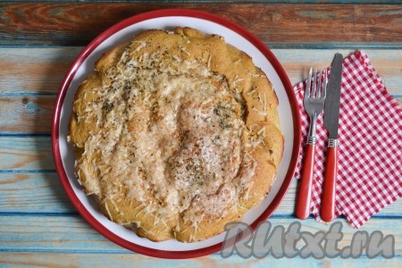 Наливной пирог с сыром вкусен как в теплом, так и в остывшем виде.
