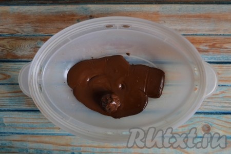 Растопить шоколад удобным способом (можно растопить, например, в микроволновке или на водяной бане). Я растапливаю в пароварке: шоколад поломать на кубики и включить пароварку на 5 минут, периодически помешивая, растопить шоколад. В растопленный шоколад помещать шарики из сухофруктов, обмакивая их в шоколад со всех сторон.
