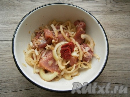 Добавить в мясо томатную пасту и немного растительного масла, тщательно помять и перемешать. Оставить свинину для маринования в прохладном месте на 2-3 часа.
