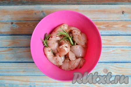 Тщательно перемешать, накрыть пленкой и отправить в холодильник минимум на 30 минут.
