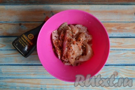 Влить соевый соус. 