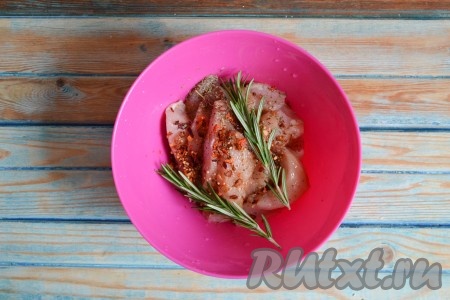 Добавить веточки розмарина (можно заменить на сушеный розмарин).
