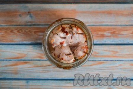 Затем банку достать из духовки, поставить на деревянную доску (чтобы банка не лопнула), очень-очень аккуратно, чтобы не обжечься паром, снять фольгу.