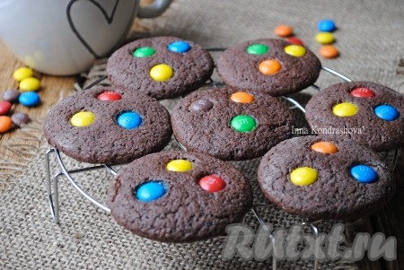 Очень вкусное и красивое шоколадное печенье с M&M's готово. Выложить его на решетку, чтобы полностью остыло, и можно подавать на стол.