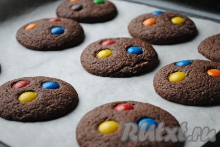 Выпекать печенье с M&M's в разогретой духовке при температуре 180 градусов 10 минут. Сначала печенье будет мягким, но, когда остынет, станет сверху хрустящим.