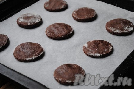 Ладошкой прижать каждый шарик, чтобы получилась лепёшка. Чтобы будущие печеньки были более аккуратными и одинаковой формы, можно воспользоваться ножкой бокала (для этого нужно ножку бокала немного обмакнуть в муку, а затем придавить шарики, формируя ровные и одинаковые лепёшки). У меня получилось 12 заготовок для печенья.