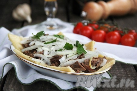 Полить блюдо горячим бульоном, посыпать свежей зеленью и подать к столу. Бешбармак из говядины, приготовленный по этому рецепту, сытное и необыкновенно вкусное блюдо. Попробуйте!
