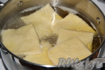 Мясной бульон посолить по вкусу, довести до кипения и опустить тесто в бульон. Варить лапшу в течение 5-7 минут на небольшом огне. Как только&nbsp;лапша всплывёт, можно сказать, что она готова.
