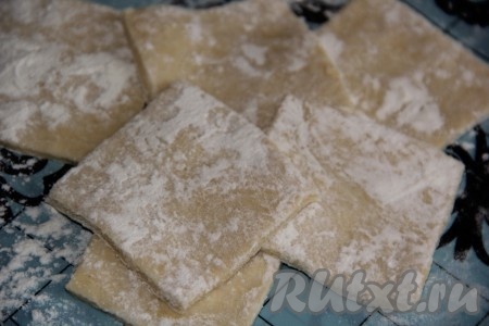 Обвалять кусочки теста в муке.