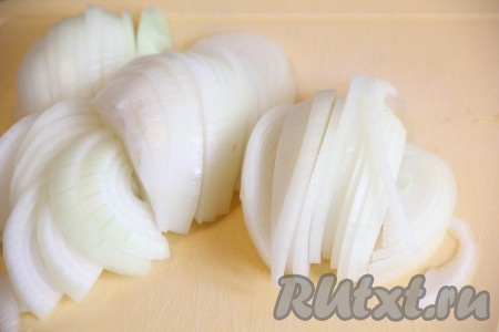Лук очистить и нарезать полукольцами.&nbsp;
