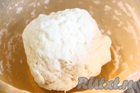 Постепенно добавляя воду, замесить тесто, как на пельмени, - упругое и не липкое. Дать тесту отдохнуть минут 30.
