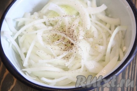 Добавить молотый чёрный перец и оставить лук мариноваться (продолжительность маринования от 30 минут до 2-3 часов).
