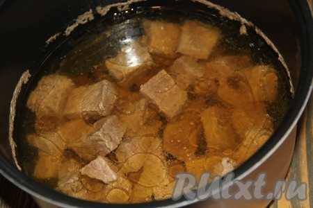 Готовая говядина должна быть мягкой! Если готовите в кастрюле - проверяйте мясо на мягкость.
