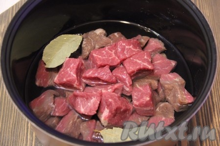 Я готовила говядину в мультиварке, но можно сварить и в кастрюле. В чашу (или кастрюлю) выложить кусочки говядины, лавровые листья и немного соли. Влить воду, чтобы полностью покрыла мясо. Закрыть крышку мультиварки (или прикрыть кастрюлю крышкой), выставить режим "Тушение" на 3 часа (или поставить на огонь, после закипания снять пену и варить на небольшом огне часа 3 под прикрытой крышкой).